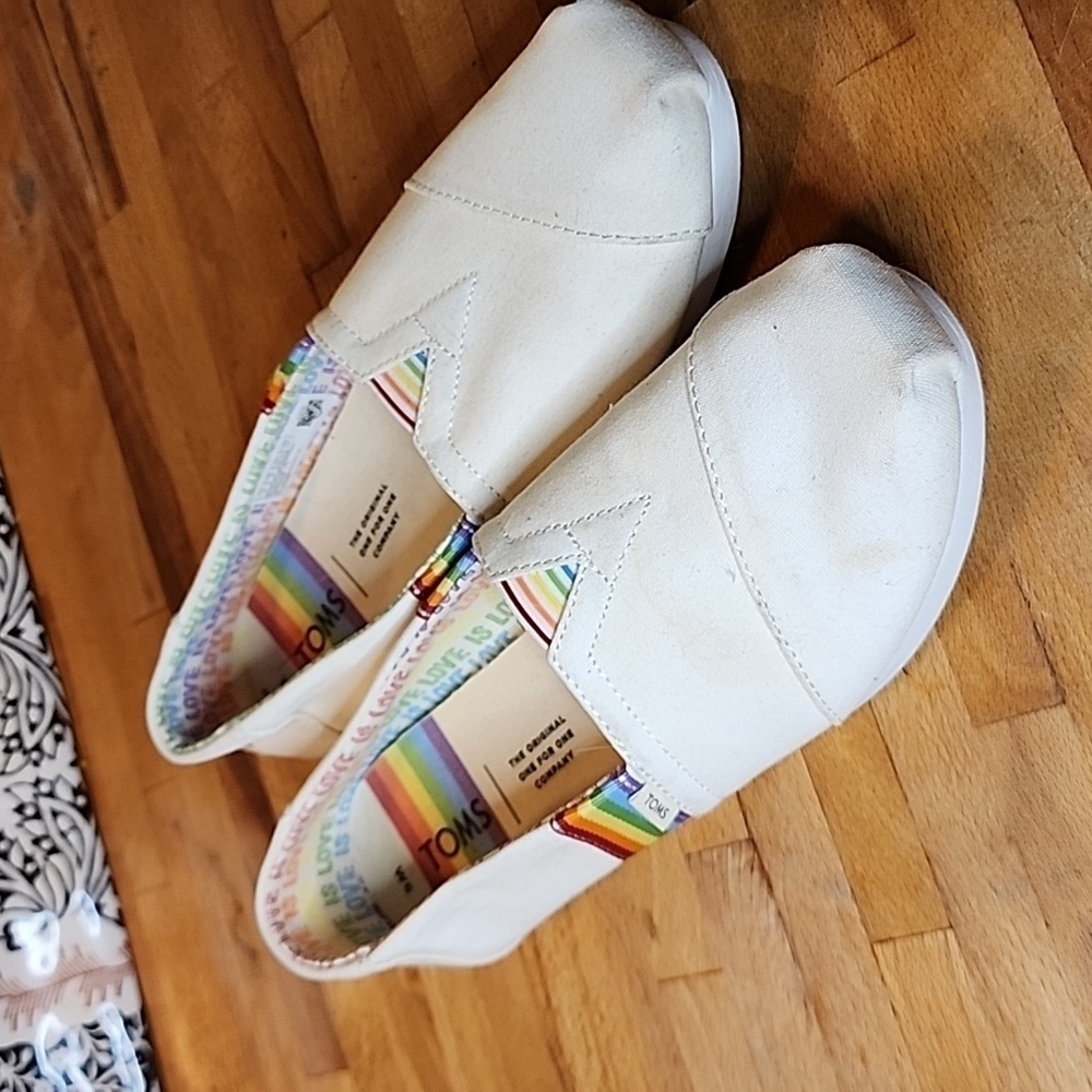 TOMS LOVES IS  RAINBOW FLATS SIZE 6